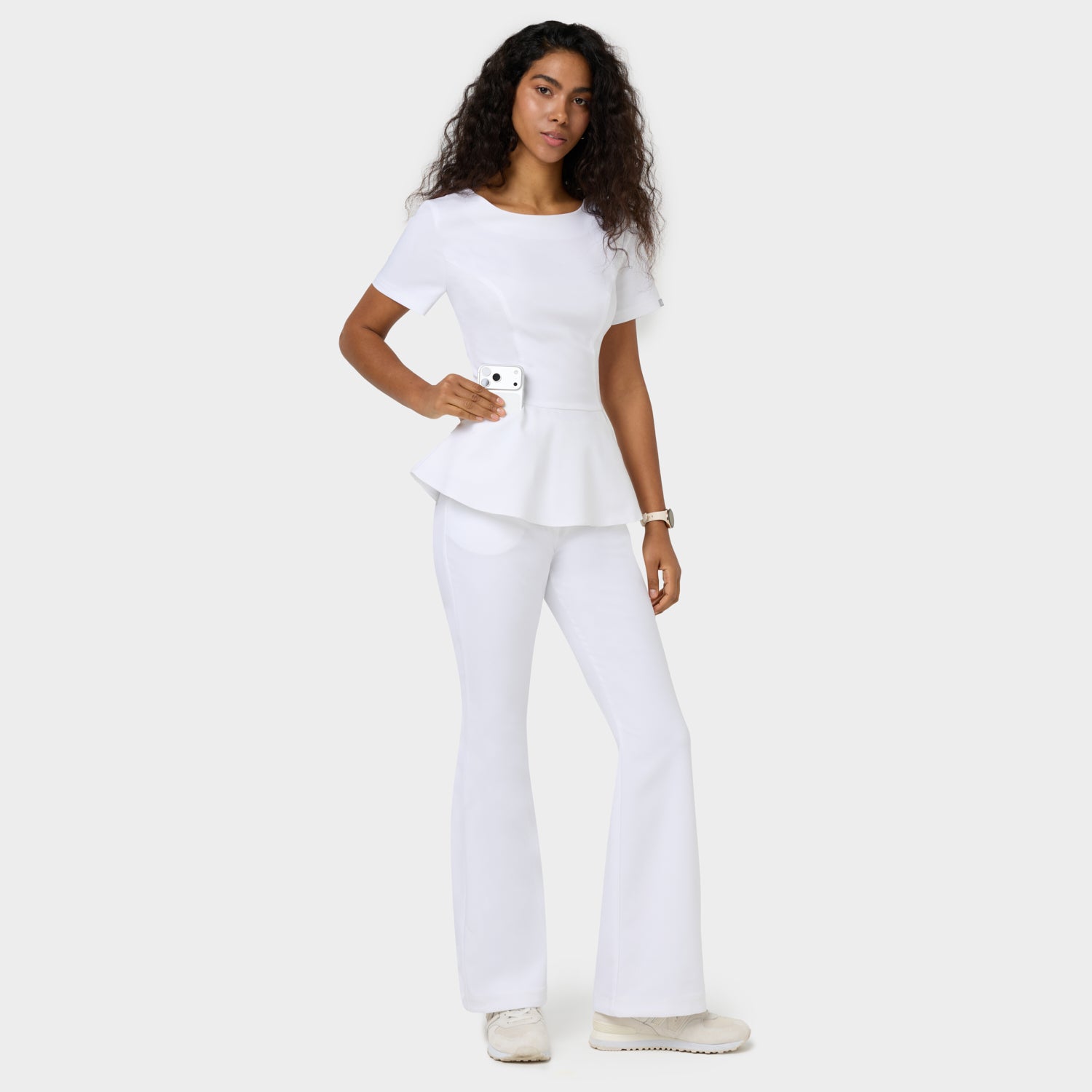 Bluza medyczna KIM w kolorze White - taliowany fason z baskinką dla pracownic medycznych - Vena Uniformy