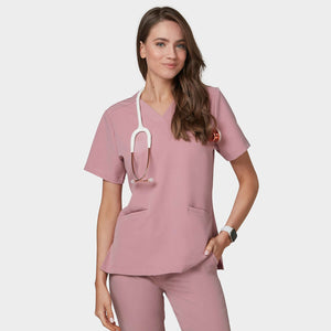 Bluză medicală EMILY scrubs - BLOSSOM PINK - Modelka  ( 177 cm)